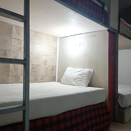 Super Oyo 710 Naomi Heritage Surabaya Buitenkant foto